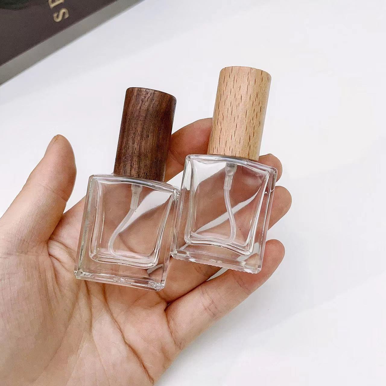 Perfume Fragrance Machine - ขวดสเปรย์น้ำหอมแก้วใสหนา10มล. พร้อมฝาไม้ขวดสี่เหลี่ยมแบบพกพาหัวฉีดน้ำหอมเปล่า